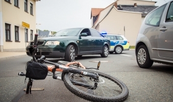 Schwerverletzter Radfahrer nach Zusammenstoß mit einem Auto - 