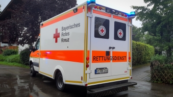 Foto: Leutkirch: Auto überschlägt sich auf A96 - Fahrer schwer verletzt - 
