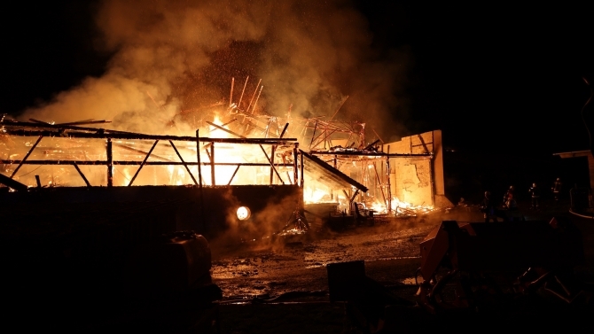 Foto: Brand einer landwirtschaftlichen Lagerhalle in Erkheim - 